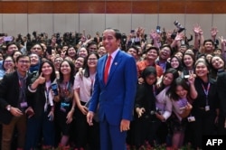 Presiden Joko Widodo berfoto bersama jurnalis setelah konferensi pers usai KTT Perhimpunan Bangsa-Bangsa Asia Tenggara (ASEAN) ke-43 di Jakarta Kamis, 7 September 2023. (Adek Berry/AFP)