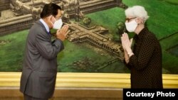 អ្នកស្រី Wendy Sherman អនុ​រដ្ឋមន្រ្តី​ក្រសួង​ការ​បរទេស​អាមេរិក ជួប​ជាមួយ​នឹង​លោក​នាយក​រដ្ឋមន្ត្រី ហ៊ុន សែន ក្នុង​ដំណើរ​ទស្សនកិច្ច​ផ្លូវ​រដ្ឋ​មក​កម្ពុជា ថ្ងៃទី១ ខែមិថុនា ឆ្នាំ២០២១។ (រូបថត​ផ្ដល់​ឲ្យ​ដោយ​ស្ថានទូត​សហរដ្ឋ​អាមេរិក​ប្រចាំ​នៅ​កម្ពុជា)