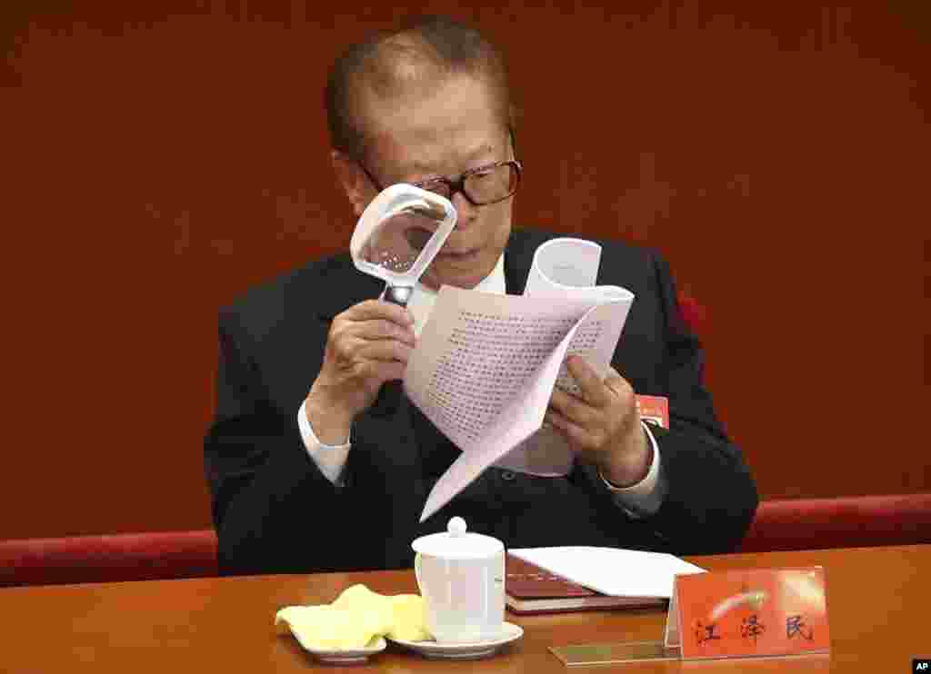 中共前总书记江泽民在北京人大会堂召开的中共19大开幕式上拿着放大镜阅读(2017年10月18日)。这款德国进口的放大镜的同款产品随之在网上走红,但许多发表同款放大镜图片的微博被删。