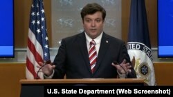 美国国务院首席副发言人汤米·皮戈特(Tommy Pigott)在记者会上回答记者提问。(2025年6月6日)