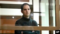 Arhiva - Novinar Vol strit žurnala Evan Gerškovič stoji u staklenom kavezu u Moskovskom gradskom sudu, u Moskvi, Rusija, 14. decembra 2024.