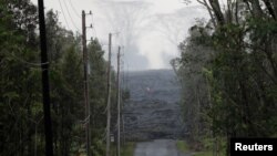 Aliran lahar dari erupsi Gunung Kilauea memutus akses ke Jalan Kahukai di Perumahan Leilani dekat Pahoa, Hawaii, 29 Mei 2018. Lahar dari Gunung Kilauea menghambat akses ke rumah-rumah di Kapoho dan Vacationland, memaksa penghuni dari 500 rumah untuk menyelamatkan diri. 