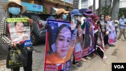 អ្នកតវ៉ា​នៅ​សាលា​ដំបូង​រាជធានី​ភ្នំពេញ កាល​ពី​ថ្ងៃ​ទី​១ ខែ​កក្កដា ឆ្នាំ​២០២១ កាន់​រូបថត​ជនជាប់ចោទ​ដែល​​បាន​តវ៉ា​មួយ​ចំ​ថ្ងៃ២៣​តុលា ឆ្នាំ​២០២០ នៅមុខ​ស្ថានទូត​ចិន។ (ហ៊ុល រស្មី/វីអូអេ)