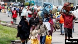 2025년 1월 30일 콩고민주공화국 동부 고마에서 르완다 루바부 지구 기세니로 온 피난민들이 집으로 돌아가기 위해 그랜드 배리어 검문소로 걸어가고 있다.
