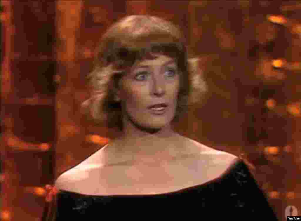 Nữ diễn viên Vanessa Redgrave đã gây nên sóng gió dư luận sau khi phát biểu nhận giải Nữ diễn viên phụ xuất sắc nhất trong phim “Julia” tại lễ trao giải Oscar năm 1978. Trong bài phát biểu nhuốm màu chính trị, Redgrave đã sử dụng cụm từ “bọn vô lại theo chủ nghĩa phục quốc Do Thái” để chỉ những người phản đối sự ủng hộ của bà dành cho người Palestine. (Youtube Oscars)