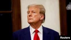 Mantan Presiden AS Donald Trump berfoto di Trump International Golf Club di West Palm Beach, Florida, 24 Maret 2024. Hakim yang menyidangkan kasus pidana uang suap pada 12 April 2024 menolak permintaan Trump untuk menunda persidangan. (Foto: Marco Bello/Reuters/arsip)