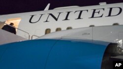 Arhiva - Državni sekretar SAD Majk Pompeo ukrcava se u avion u vojnoj vazduhoplovnoj bazi Endrjuz, Merilend, 5. jula 2018.