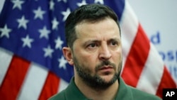 Президент України Володимир Зеленський під час зустрічі з пораненими українськими захисниками в Університетському шпиталі Стейтен Айленд, Нью-Йорк, 18 вересня 2023. AP Photo/Eduardo Munoz