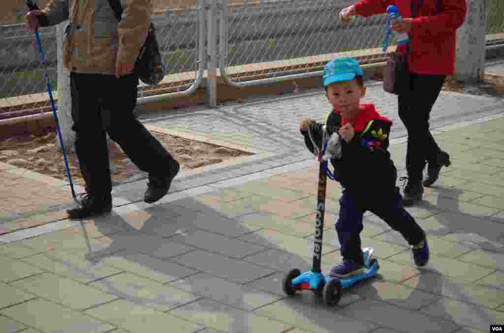 随家人出游的儿童 (曾谙 摄于2016年3月21日)