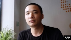 Flappy Bird（像素鸟）游戏创作者阮哈东在河内一家咖啡馆稍事放松。

