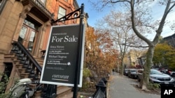 Znak za prodaju kuće u Bruklinu u Njujorku, fotografisan 27. novembra 2024. (Foto: AP/Peter Morgan)