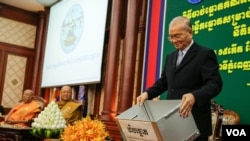 រូបឯកសារ៖ គណកម្មាធិការជាតិ​រៀបចំ​ការបោះ​ឆ្នោត​ (គ.ជ.ប) រៀបចំ​ការចាប់ឆ្នោត​ដាក់លេខរៀង​ដល់​គណបក្ស​នយោបាយ​សម្រាប់ការបោះ​ឆ្នោត​ជ្រើស​រើស​តំណាងរាស្ត្រ​អណត្តិ​ទី៦, នៅរាជធានី​ភ្នំពេញ, នៅថ្ងៃទី​២៩​ ខែ​ឧសភា​ ឆ្នាំ​២០១៨។ (ខាន់ សុគុំមនោ​/VOA) 