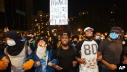 Aktivisti marširaju na Bruklinškom mostu, 31. maja 2020. 