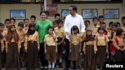Presiden Jokowi dan ibu negara Iriana Widodo saat mengunjungi SD di Palangkaraya, Kalteng tahun lalu (foto: dok). Kementerian Agama akan memperbaiki materi pelajaran sejarah Nabi Muhammad SAW di SD dan SMP.