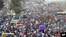 Warga India memadati pasar untuk berbelanja menjelang festival Hindu Diwali di Ahmedabad, India, Kamis, 12 November 2020. (Foto: AP)