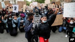 伦敦的抗议人士6日在英国首相官邸外举行示威，对美国“黑人生命也珍贵”抗议活动表示支持。