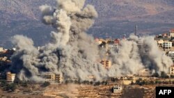 Asap tebal membubung ke udara selama serangan udara Israel di desa Khiam di Lebanon selatan dekat perbatasan dengan Israel, Kamis 3 Oktober 2024. 