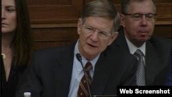 视图截屏 美国会议员拉马尔·史密斯在听证上发言