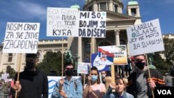 Protest za zaštitu životne sredine "Ekokoški ustanak", ispred zgrade Doma Narodne skupštine Srbije, u Beogradu, 10. aprila 2021. (Foto: Jovana Đurović, VoA)