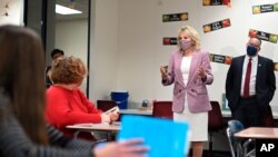 Ibu negara AS Jill Biden dan Menteri Pendidikan Miguel Cardona mengunjungi SMP Fort LeBoeuf di Waterford, Pa., Rabu, 3 Maret 2021. (Mandel Ngan/Pool via AP)