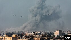 Oblak dima iznad Rafe u Gazi posle izraelskog bombardovanja (Foto: AID KHATIB / AFP)