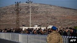 Yan kasar Syria da ke Turkiya suan jira su ketara ka iyaka.