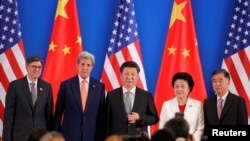 （从左到右）美国财政部长杰克·卢和国务卿克里，中国主席习近平、国务院副总理刘延东和汪洋在第八轮美中战略与经济对话开幕式上（2016年6月6日）