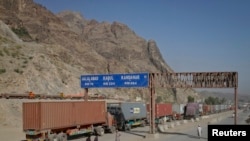 在阿富汗通往巴基斯坦的一个过境处的运货卡车（资料图）