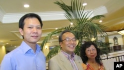 左起郭荣铿、梁家杰、主办论坛的美国视觉艺术家协会刘雅雅