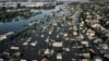 Foto udara menunjukkan kawasan permukiman yang terendam banjir pasca jebolnya bendungan Nova Kakhovka di kota Kherson, Ukraina.
