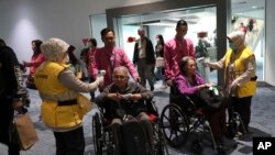 Para petugas memeriksa suhu tubuh penumpang dari luar negeri yang baru tiba di bandara Soekarno-Hatta di tengah perebakan virus COVID-19 varian baru (foto: dok). 