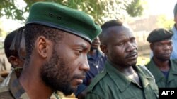 Mathieu Ngudjolo (C) ya FRPI (Front pour la résistance patriotique (FPRI) na Floribert Kisembo (G) mokambi ya UPC (Union des patriotes congolais) na Bunia, Ituri, 18 mai 2003.