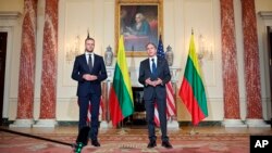 美国国务卿布林肯（图右）与立陶宛外交部长兰斯伯吉斯2021年9月15日在国务院进行会面。