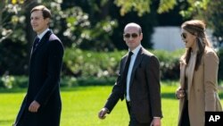 Stephen Miller, penasihat senior Presiden Donald Trump (tengah); penasihat senior Jared Kushner, dan Hope Hicks menuju ke helikopter kepresidenan, Marine One, di Gedung Putih, 30 September 2020. 