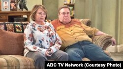 Dalam foto yang dirilis ABC, Roseanne Barr dan John Goodman tampil dalam adegan dari versi baru serial sitcom "Roseanne."