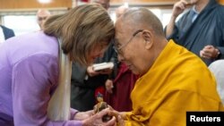 Pemimpin spiritual Tibet Dalai Lama menyambut mantan Ketua DPR AS Nancy Pelosi di Dharamsala, Himachal Pradesh, India, 19 Juni 2024. (Foto: Tenzin Choejor/Kantor Dalai Lama via Reuters)