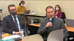 រូបឯកសារ៖ លោក Derek Chauvin (ស្ដាំ) អតីត​ប៉ូលិស​ក្រុង Minneapolis ថ្លែង​ក្នុង​សវនាការ​កាត់​ក្ដី​លោក​ពី​បទ​ឃាតកម្ម​លើ​លោក George Floyd កាល​ពី​ថ្ងៃព្រហស្បតិ៍ ថ្ងៃ១៥ ខែមេសា ឆ្នាំ២០២១។ 