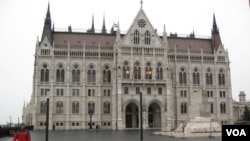 匈牙利议会大厦。大楼东侧有匈牙利起义纪念碑。