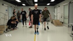 ទាហាននិងអ្នកបង្ហាត់របាំអ៊ុយក្រែនដែលរងរបួស ទទួលបានជើងសិប្បនិម្មិតក្រោមជំនួយសប្បុរសធម៌