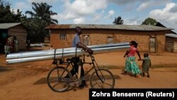 Un homme pousse un vélo chargé de tôles en acier à Beni, en République démocratique du Congo, le 8 octobre 2019. REUTERS/Zohra Bensemra