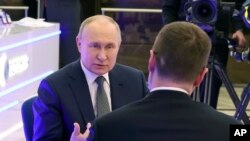 俄罗斯总统弗拉基米尔·普京（Vladimir Putin）2024年2月14日接受官媒采访。（克里姆林宫照片）