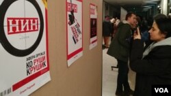 Izložba alternativnih naslovnih strana NIN-a, koje s osmilili čitaoci tog nedeljnika, pod nazivom "NIN: Crno na belo", otvorena je na Filozofskom fakultetu u Beogradu, 23. januara 2020. (Foto: Veljko Popović, VoA)