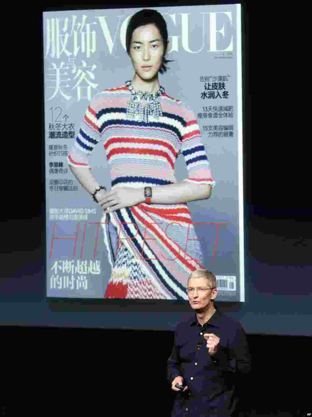 苹果公司首席执行官蒂姆·库克在在加利福尼亚州库比蒂诺的苹果总部谈论在《VOGUE服饰与美容》杂志封面上的新Apple Watch。中国超模刘雯带着苹果手表(2014年10月16日)。2018年美国总统川普携夫人梅拉尼亚送上新春祝福时的措辞是“农历新年”,美国国务卿蒂勒森的新春贺词中的用词也是“农历新年”。