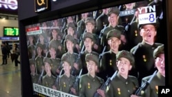 FILE - Layar TV di Stasiun Kereta Api Seoul di Seoul, Korea Selatan, menunjukkan gambar arsip tentara Korea Utara dalam sebuah program berita, Jumat, 18 Oktober 2024. (Ahn Young-joon/AP)