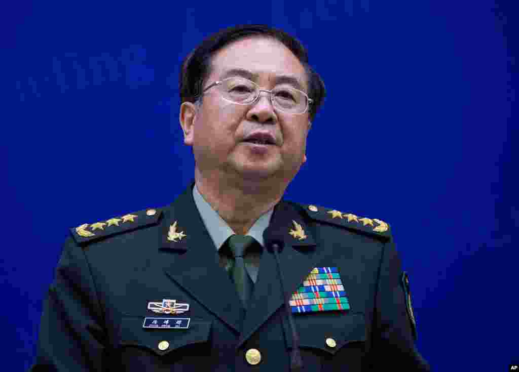 2013年4月22日,在北京八一大楼举行的美中两国参谋首长的联合新闻发布会上,中国军队总参谋长房峰辉讲话。中国军方十九大代表没有房峰辉和政治工作部主任张阳。此前香港《星岛日报》称,房峰辉、张阳等三名上将正接受调查,这是肃清郭伯雄、徐才厚流毒的一部分。日本《朝日新闻》报道,据说房峰辉被拘押在北京一个军事设施内。路透社援引三名消息人士的话称,房峰辉正在接受贪污调查。 中国国防部网站关于房峰辉的最近消息是,8月21日“军委联合参谋部参谋长房峰辉在八一大楼会见泰国武装部队最高司令素拉蓬。” 