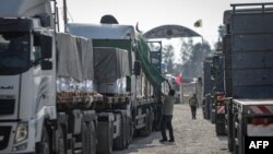 一个卡车车队携带援助物资通过拉法口岸从埃及进入加沙。（2023年10月21日）