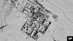 Na fotografiji napravljenoj špijunskim satelitom 29. septembra 1971. sa kog je vlada SAD kasnije skinula oznaku tajnosti, vidi se postrojenje poznato kao Centar za nuklearna istraživanja Šimon Peres, nedaleko od Dimone, Izrael