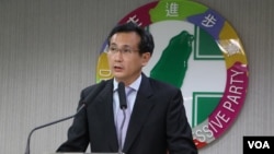 民进党党部发言人郑运鹏就中国大陆逮捕、约谈维权人士及律师表示密切关注(美国之音杨明拍摄)