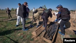 Sebuah kuburan massal ditemukan di kota Lyman, Ukraina, menurut gubernur daerah itu Oktober tahun lalu (foto: dok). Kantor HAM PBB mendapati pasukan Rusia dan Ukraina melakukan penyiksaan yang meluas dalam perang di Ukraina. 