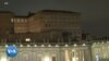 Vatican : des fidèles catholiques prient pour la santé du pape